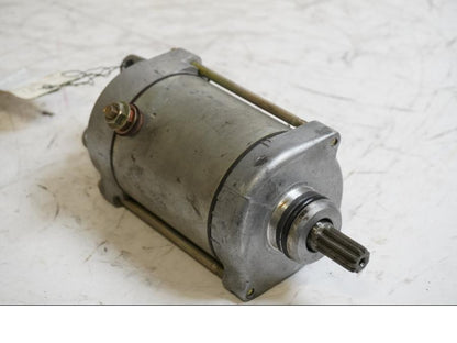 Framsidan på Startmotor från en Honda CB 900 F Hornet -2002 motorcykel.