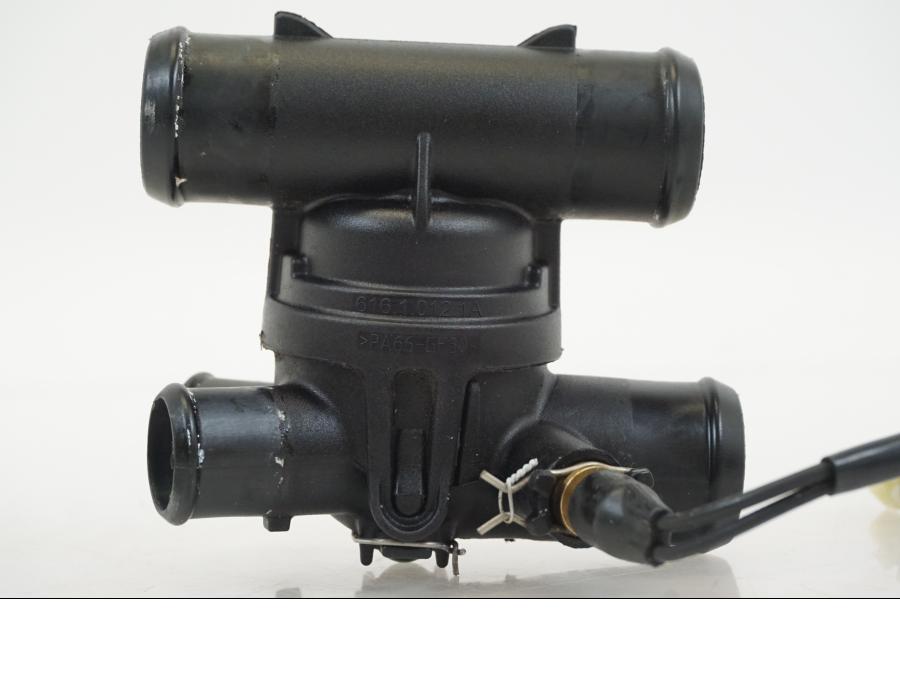 Vänster sida på Vattentermostathus från en Ducati Streetfighter V4 -2020 motorcykel.