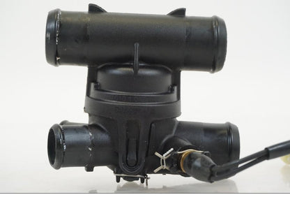 Vänster sida på Vattentermostathus från en Ducati Streetfighter V4 -2020 motorcykel.