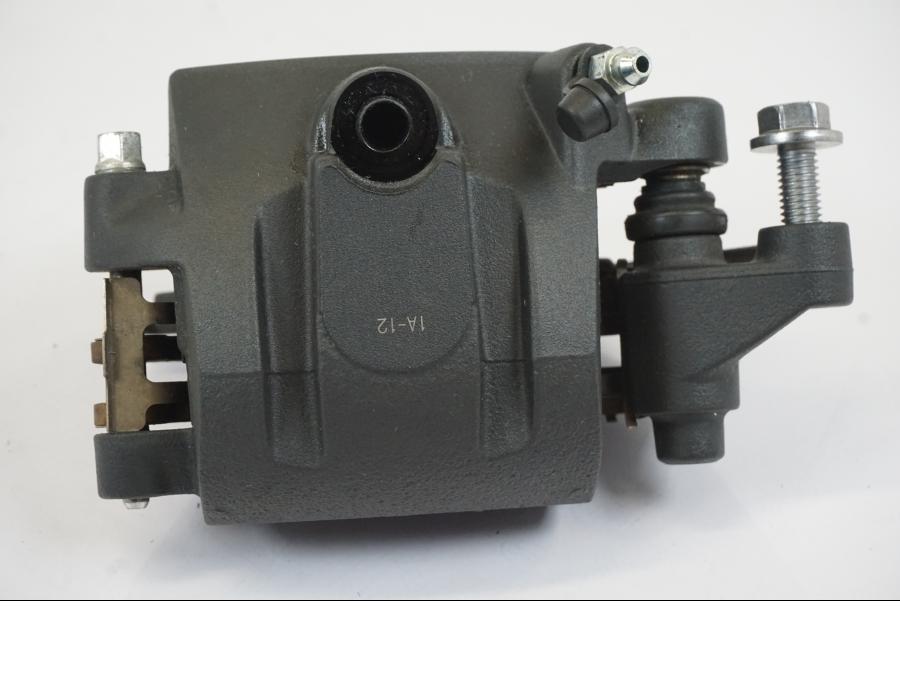 Vänster sida på Bromsok från en Triumph Trident -2021 motorcykel.