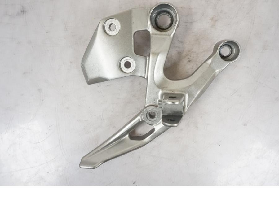 Framsidan på Fotpinnefäste från en Yamaha MT-09 -2020 motorcykel.