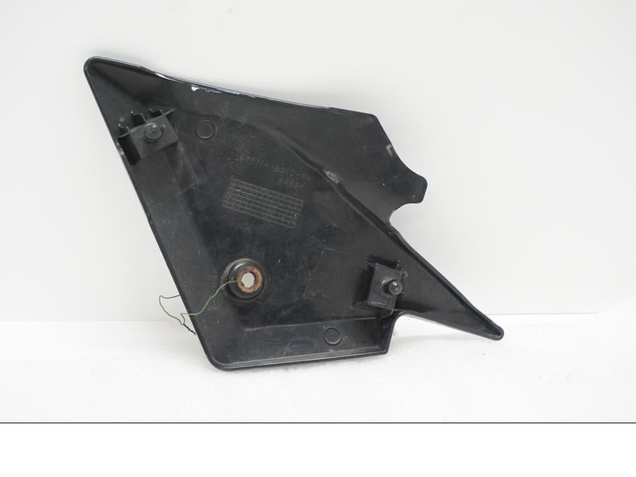 Baksidan på Sidopanel från en Suzuki SV 1000 -2007 motorcykel.