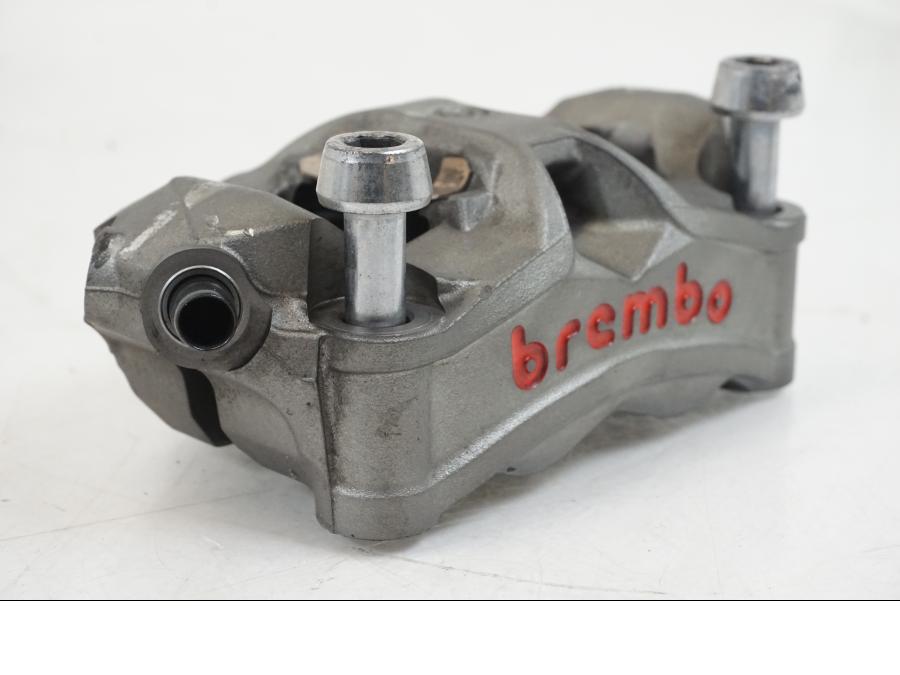 Baksidan på Bromsok från en Triumph Speed Triple -2021 motorcykel.