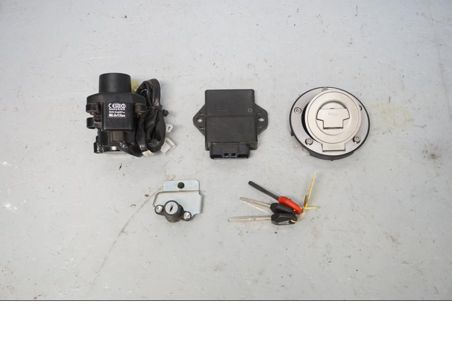 Framsidan på Låssats från en Yamaha XJ 6 -2011 motorcykel.