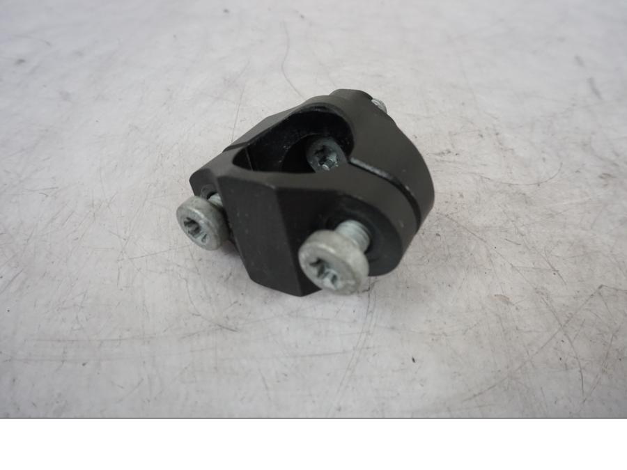 Framsidan på Styrfäste från en KTM 1290 Super Duke R -2023 motorcykel.