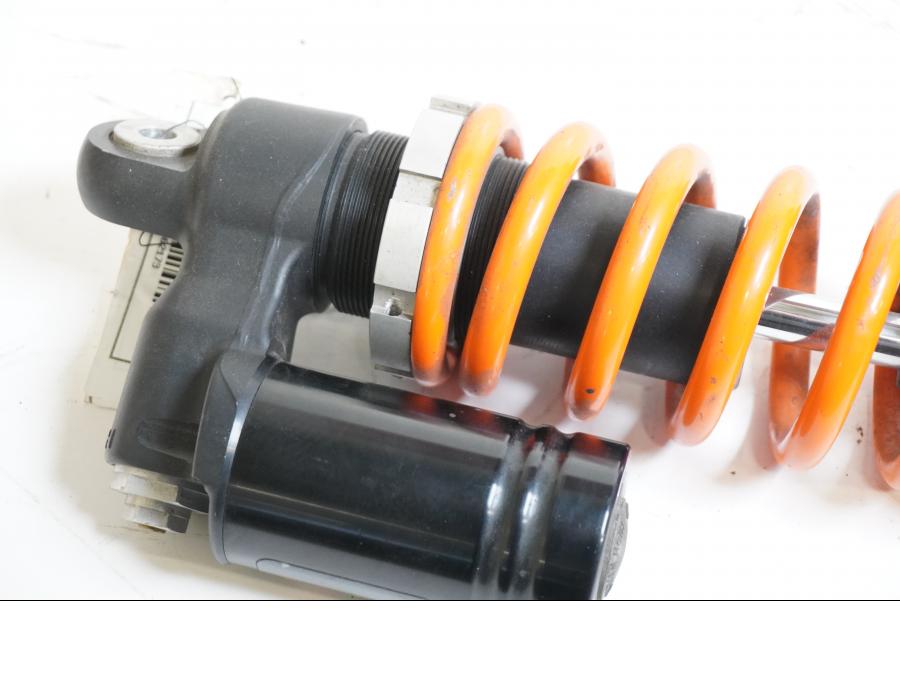 Höger sida på Stötdämpare från en KTM RC8 -2013 motorcykel.