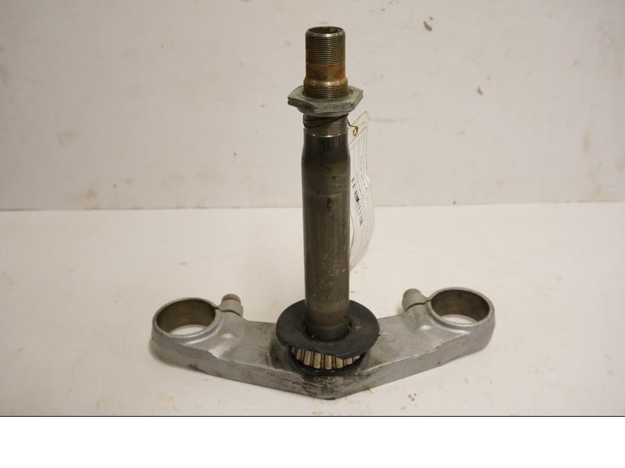 Framsidan på Gaffelkrona från en Triumph Sprint RS -2004 motorcykel.