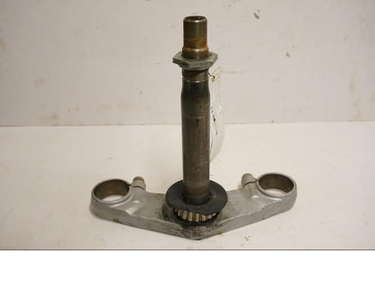 Framsidan på Gaffelkrona från en Triumph Sprint RS -2004 motorcykel.