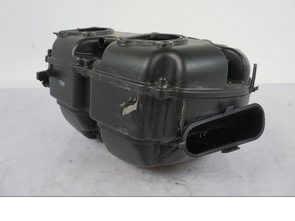 Snett nerifrån på Luftburk från en Honda VFR 1200 -2010 motorcykel.