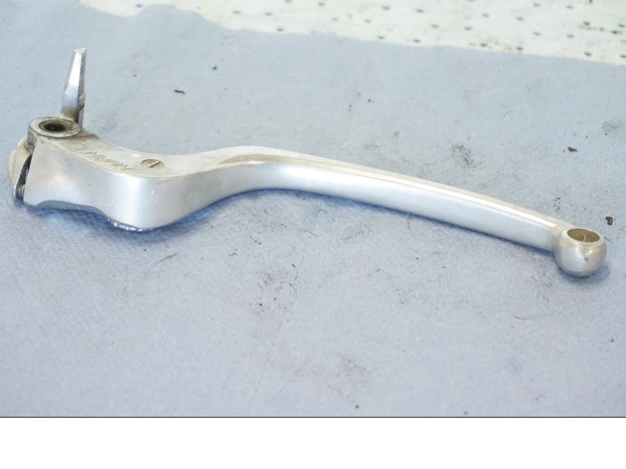 Snett uppifrån på Bromsgrepp från en Suzuki GSX 1300 BK -2008 motorcykel.