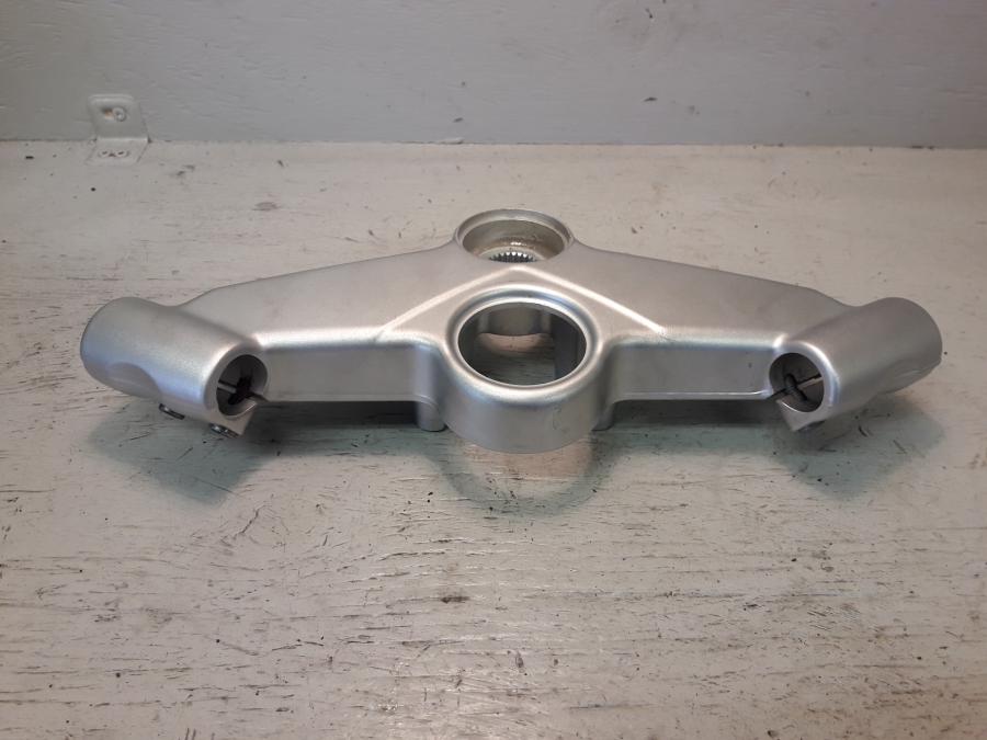 Baksidan på Gaffelkrona från en BMW K 1200 S -2008 motorcykel.