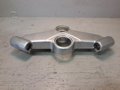 Baksidan på Gaffelkrona från en BMW K 1200 S -2008 motorcykel.