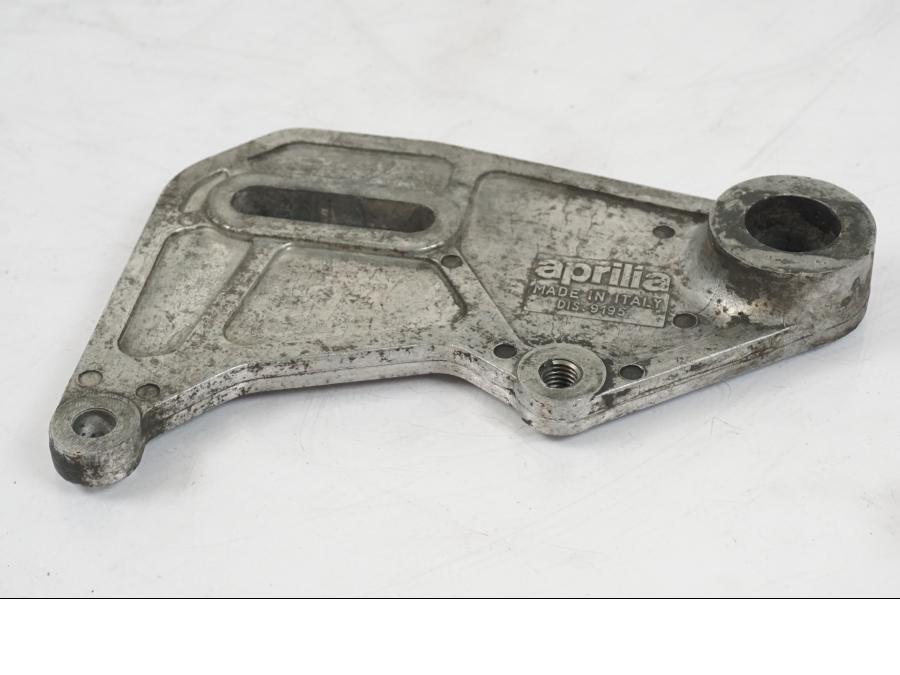 Baksidan på Bromsoksfäste från en Aprilia RS 125 -2000 motorcykel.