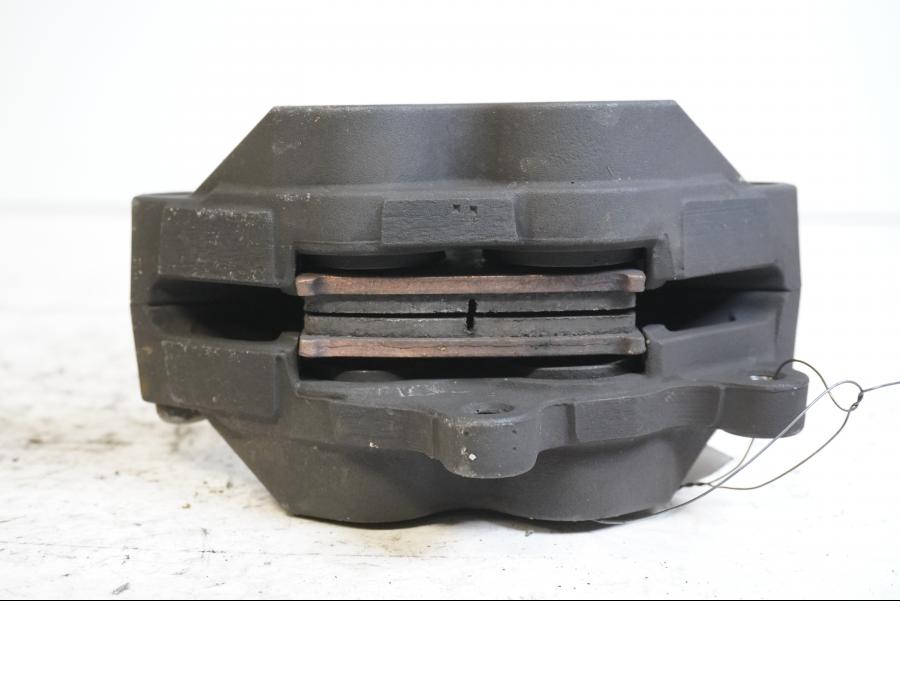 Höger sida på Bromsok från en Suzuki SV 1000 -2005 motorcykel.