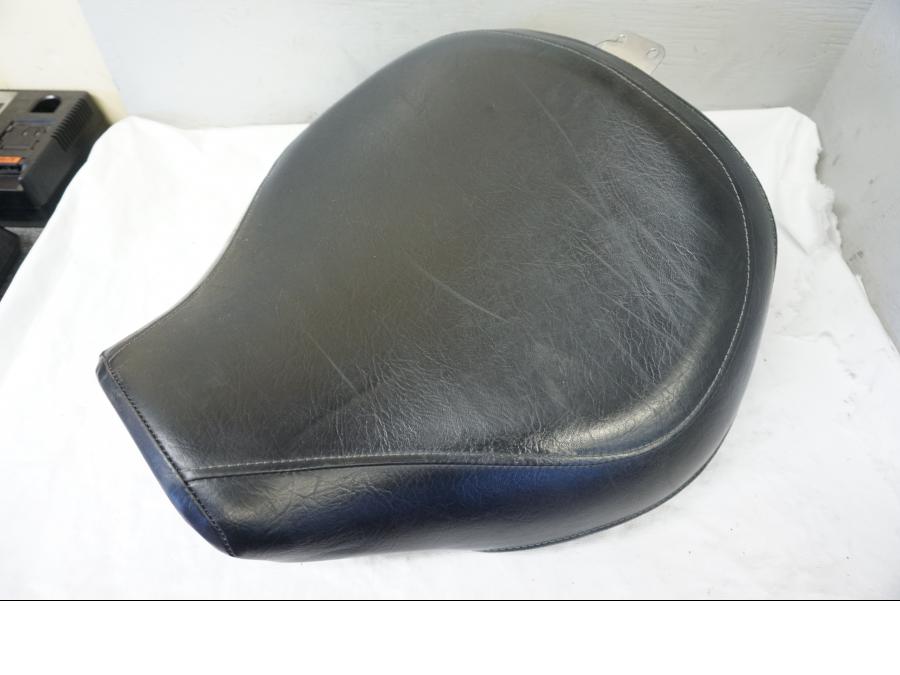 Baksidan på Sadel från en Suzuki VL 800 -2004 motorcykel.