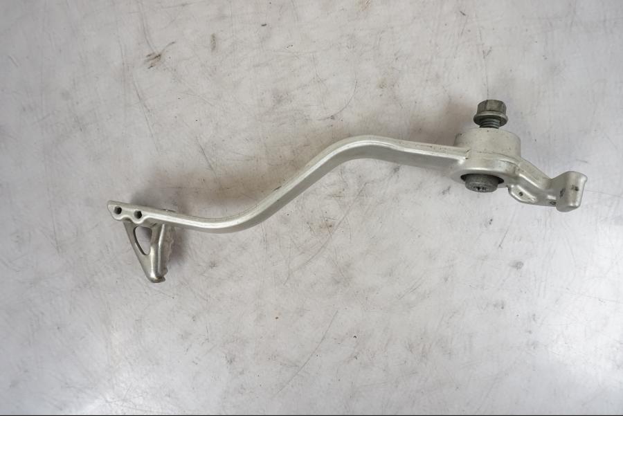 Snett uppifrån på Bromspedal från en KTM 690 Duke -2014 motorcykel.