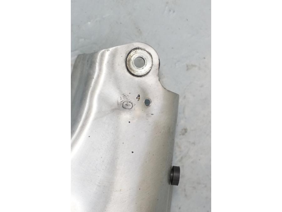 Vänster sida på Värmeskydd från en Honda CBR 1000 RR -2004 motorcykel.