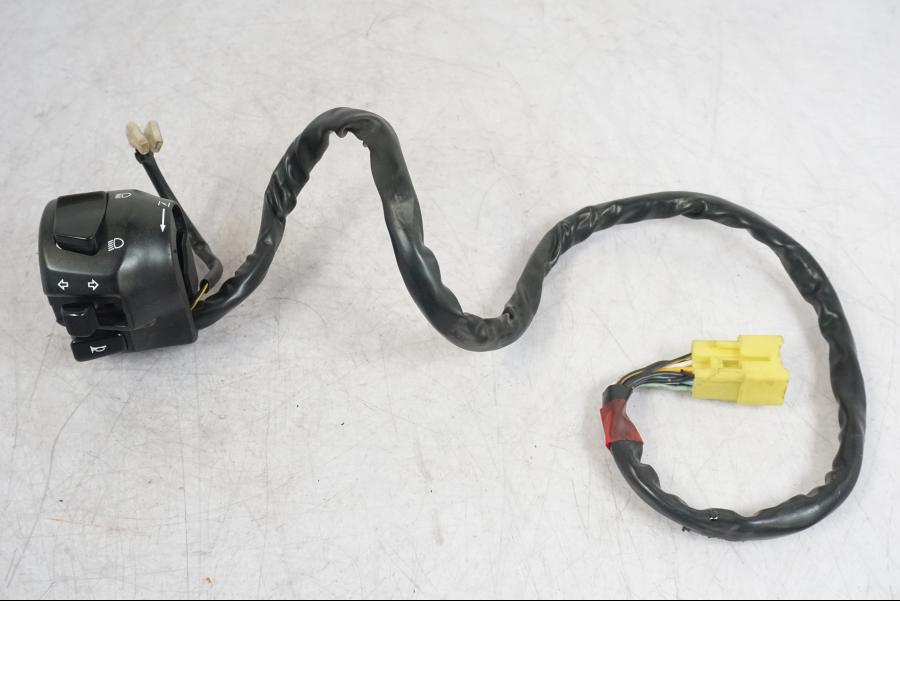 Framsidan på Styrelreglage från en Suzuki GSX 1300 RX -1999 motorcykel.