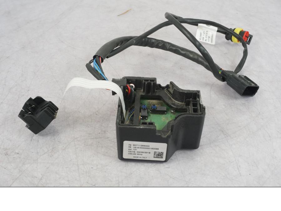 Snett nerifrån på Tändningslås från en KTM 1290 Super Adventure R -2018 motorcykel.