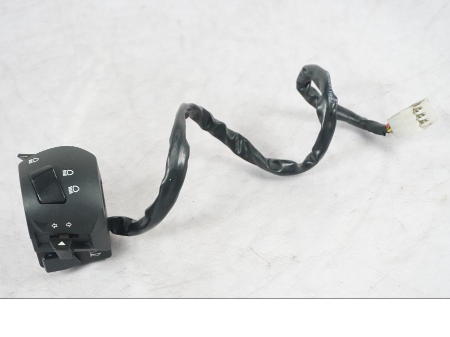 Framsidan på Styrelreglage från en KTM 690 Duke -2015 motorcykel.