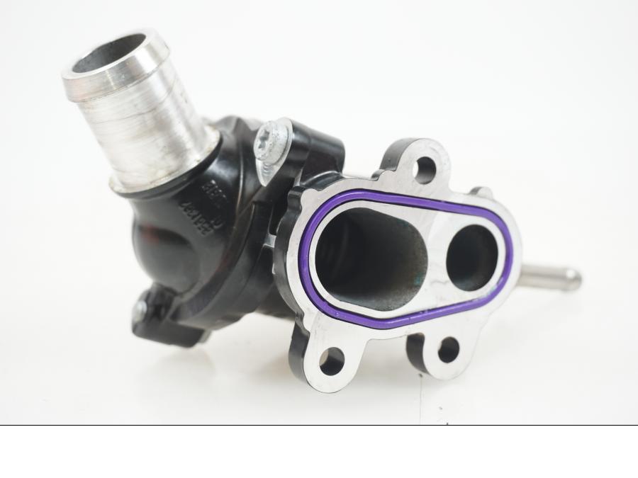 Vänster sida på Vattenkyltermostat från en BMW F 850 GS -2019 motorcykel.