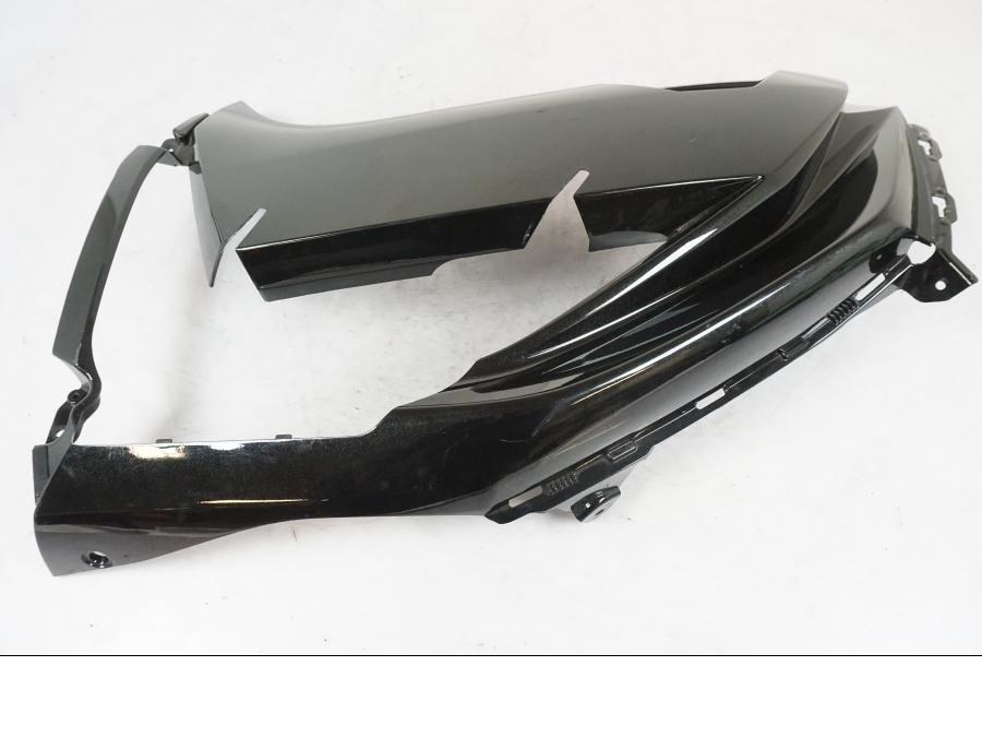 Snett nerifrån på Sidkåpa från en Kawasaki Ninja 650 -2015 motorcykel.