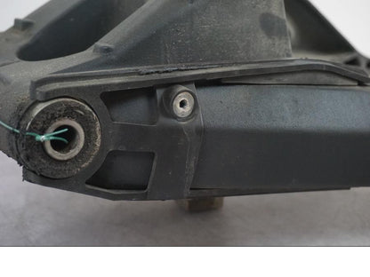 Vänster sida på Sving från en Triumph Tiger -2009 motorcykel.