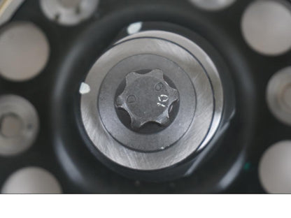 Vänster sida på Motordelar från en BMW F 850 GS -2019 motorcykel.