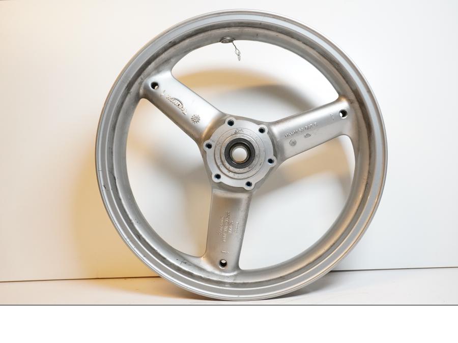 Snett nerifrån på Fälg från en Triumph Sprint RS -2004 motorcykel.