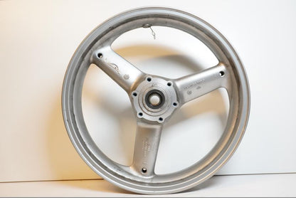 Snett nerifrån på Fälg från en Triumph Sprint RS -2004 motorcykel.