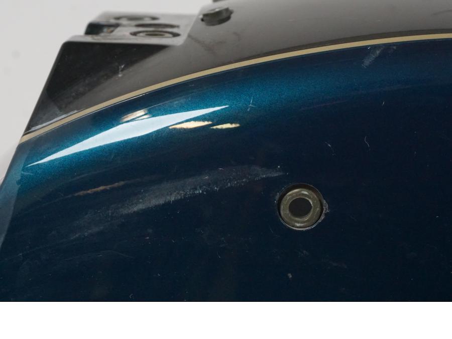 Snett uppifrån på <p>Bakskärm från Suzuki VZ 800 1997.</p>

<p>Med invändigt stag, mindre lackskador, repor och en spricka höger fram se bilder.</p> motorcykel.