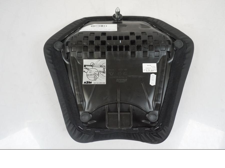 Extrabild1 på Sadel från en KTM 1290 Super Duke R EVO -2023 motorcykel.