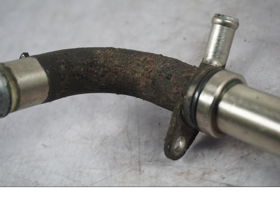 Vänster sida på Vattenrör från en Triumph Tiger Explorer -2016 motorcykel.