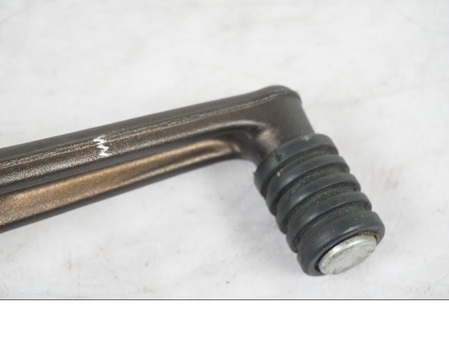 Baksidan på Bromspedal från en KTM 390 Duke -2018 motorcykel.