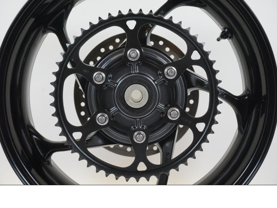 Baksidan på Hjulpaket från en Triumph Trident -2021 motorcykel.