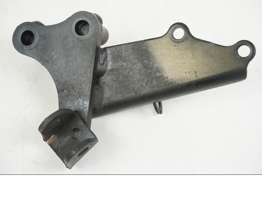 Baksidan på Fotpinnefäste från en Yamaha XT 660 X -2005 motorcykel.