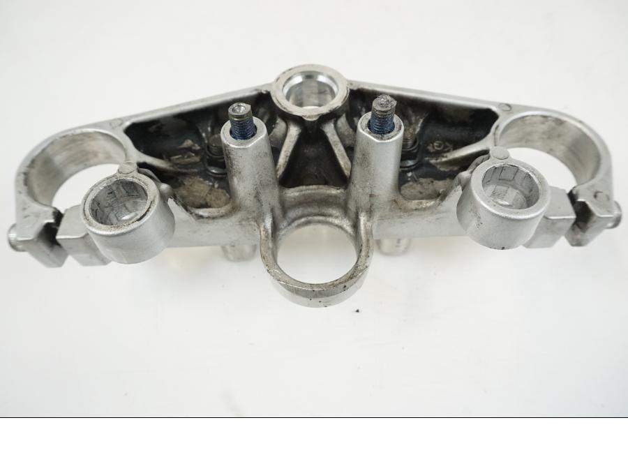 Snett nerifrån på Gaffelkrona från en Yamaha XJR 1300 -2002 motorcykel.