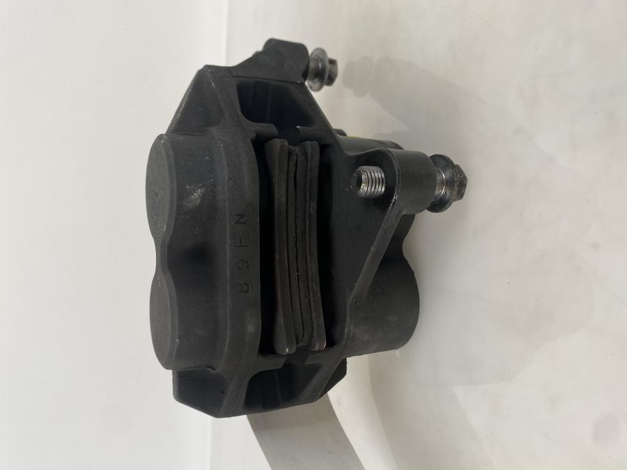 Vänster sida på Bromsok från en Yamaha YZF R6 -1999 motorcykel.