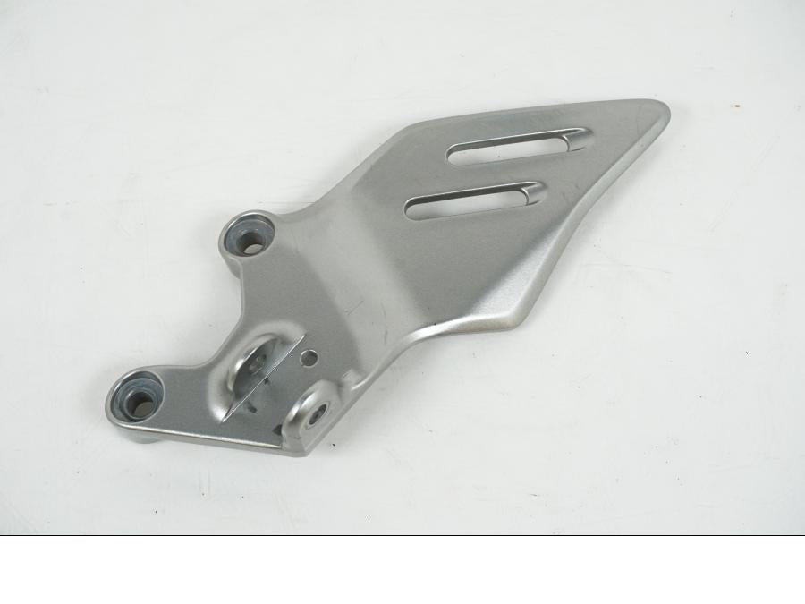 Framsidan på Fotpinnefäste från en Yamaha MT-09 Tracer -2021 motorcykel.