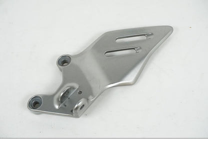 Framsidan på Fotpinnefäste från en Yamaha MT-09 Tracer -2021 motorcykel.