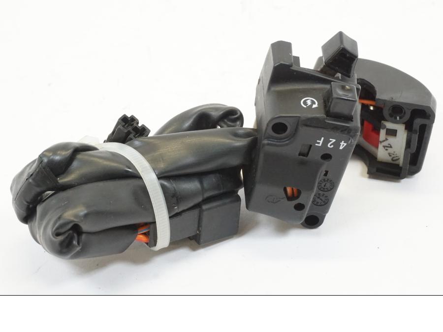 Snett nerifrån på Styrelreglage från en Suzuki GSX 1400 -2002 motorcykel.