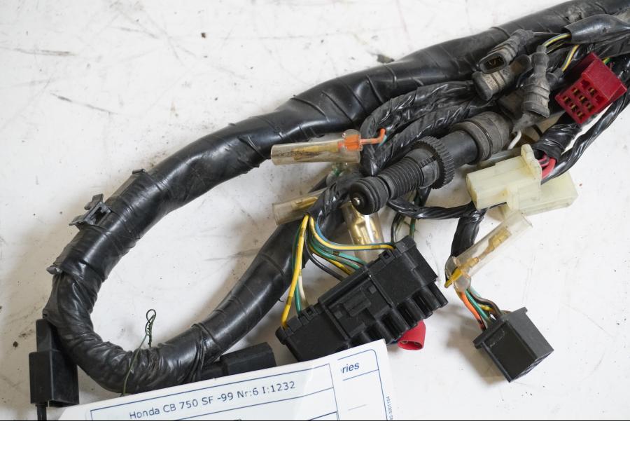 Baksidan på Kabelstam från en Honda CB 750 SF -1999 motorcykel.