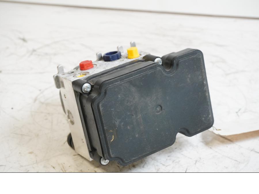 Höger sida på ABS Modulator från en BMW S 1000 RR -2010 motorcykel.