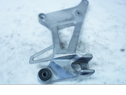 Framsidan på Fotpinnefäste från en Honda VFR 750 -1992 motorcykel.