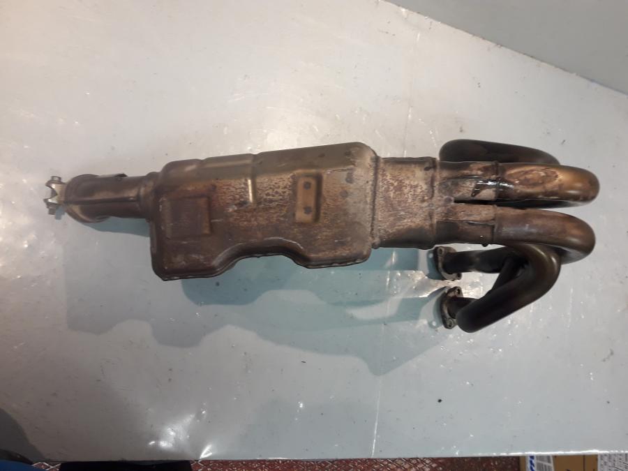 Snett uppifrån på Grenrör från en Kawasaki ZX-6R -2008 motorcykel.