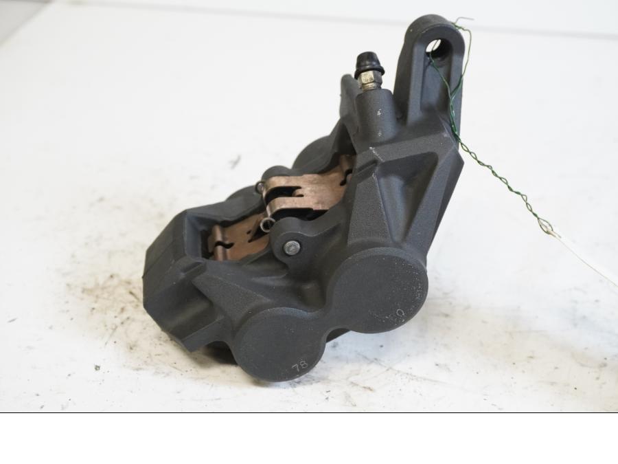 Baksidan på Bromsok från en Yamaha FZ1-SA -2008 motorcykel.