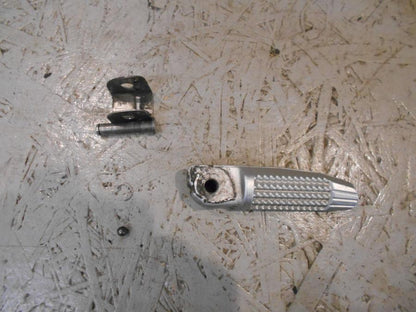 Framsidan på Fotpinne från en BMW K 1300 R -2009 motorcykel.