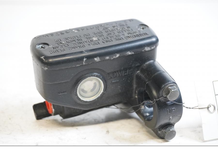 Framsidan på Bromshuvudcylinder från en Honda CBR 1100 XX -2004 motorcykel.