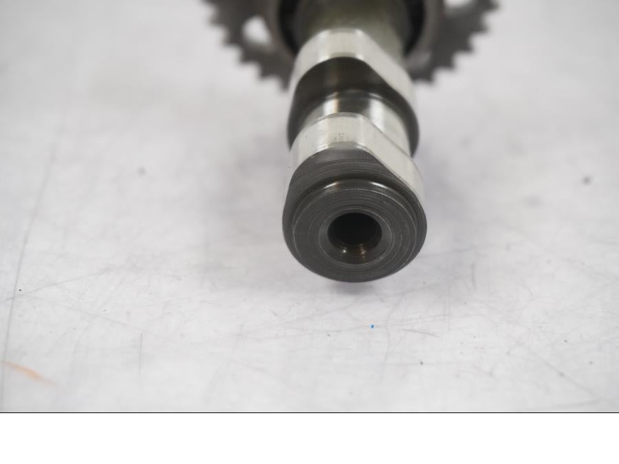 Snett uppifrån på Kamaxel från en KTM 125 Duke -2017 motorcykel.