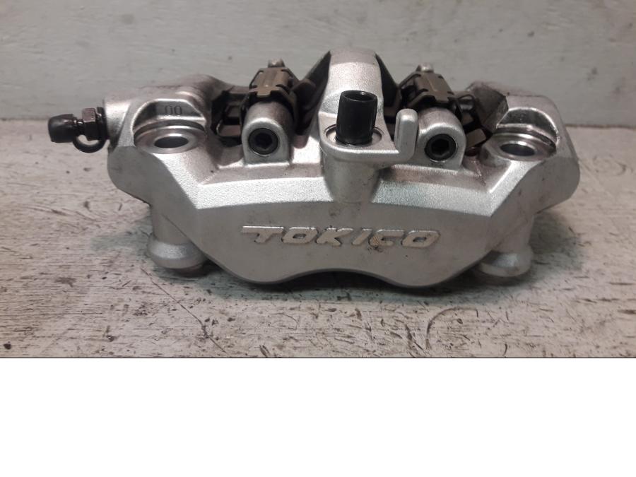 Framsidan på Bromsok från en Suzuki VZ 1600 -2005 motorcykel.